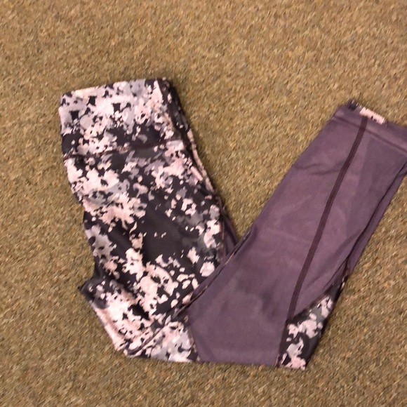 Under Armour Pants - Under Armour camo legging capris M